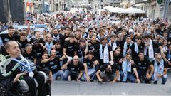 Foto de familia de los jugadores del Celta Fortuna con la afici�n que se dio cita en la Porta do Sol para festejar el ascenso a Segunda.