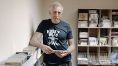 Fernando Calvo, exguitarrista de Los Suaves, posa entre montones de discos en Ourense.