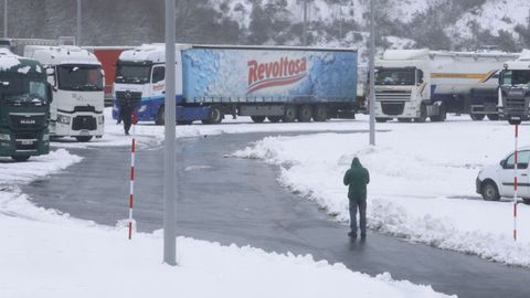 Varios camiones, este viernes parados en Pedrafita, por la prohibici&oacute;n para circular por la A-6.