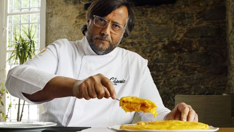Carlos Boedo, de El caser�o de Tion, en Coir�s, con la tortilla ganadora