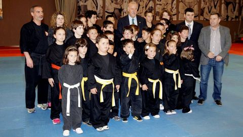 VISITA DE VICENTE DEL BOSQUE A RIBEIRA PARA RECIBIR PREMIO DEL CLUB DE TAEKUONDO NATURAL SPORT VIDELGI