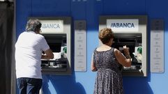Cajeros en el exterior de una oficina de Abanca