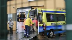 Una ambulancia transporta a pacientes con dolencias renales a recibir tratamiento de dialisis