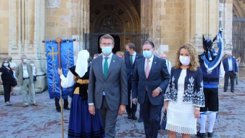 Alberto Nez Feijoo, Alfredo Canteli y Teresa Mallada, durante la celebracin del Da de Galicia en Asturias, en Oviedo