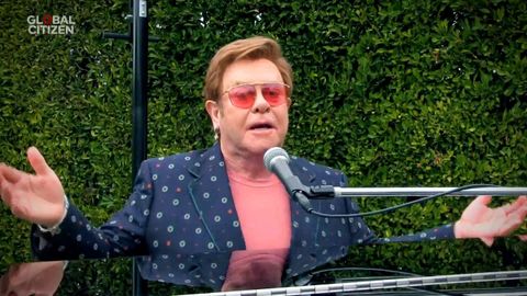 Sir Elton John actuando en el concierto 'One World: Together at Home'