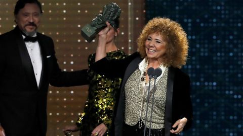 La diseadora Sonia Grande tras recibir el premio a  Mejor diseo de vestuario  por su trabajo en  Mientras dure la guerra , durante la gala de los Premios Goya 2020 que se celebra hoy sbado en el Palacio de los Deportes Jos Mara Martn Carpena, en Mlaga. EFE/Chema Moya.