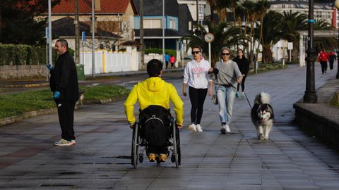 Gente corriendo o paseando por el Paseo Maririmo de Covas en Viveiro