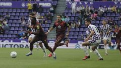 Bil Nsongo conduciendo el bal�n durante el encuentro ante el Valladolid