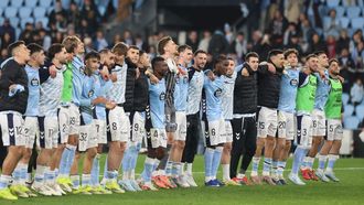 Los futbolistas del Celta, celebrando con la afici�n el triunfo frente al Mallorca.