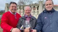 Benito do Freire, en el centro, con los clasificados en segundo y tercer lugar en la cata