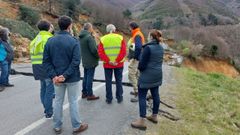 La alcaldesa Dolores Castro (a la derecha) visit� el lugar del derrumbe con t�cnicos de la Xunta 