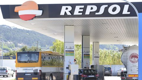 Veh�culos repostando en una gasolinera en Vilaboa este lunes