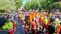 Compa�eros del fallecido llevaron a hombros sus restos hasta el tanatorio este domingo.