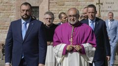  El arzobispo de Oviedo, Jess Sanz (d), acompaado por el jefe del Ejecutivo asturiano, Adrin Barbn (i), en el marco de la eucarista celebrada con motivo de la festividad del Da de Asturias este jueves en la Baslica de Covadonga