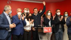 Gonzlez Formoso, celebrando anoche su triunfo acompaado por el alcalde de Santiago, Xos Snchez Bugallo; el presidente de la Diputacin de Lugo, Jos Tom; la alcaldesa de A Corua, Ins Rey; la alcaldesa de Lugo, Lara Mndez, y el alcalde de Ferrol, ngel Mato. 