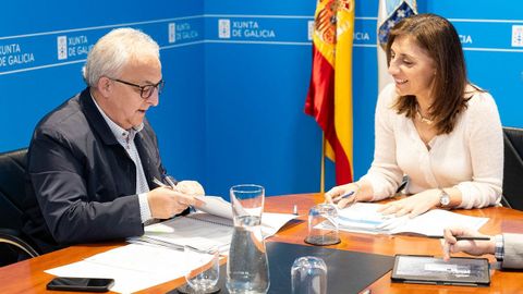 El alcalde de Mu��os, Pl�cido �lvarez, durante su reuni�n con la conselleira �ngeles V�zquez.