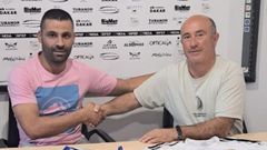 Paco Allo y Alberto Mariano sellan el acuerdo para la renovacin del lateral.