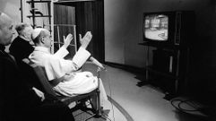 El papa Pablo VI presencia la retransmisi�n de la llegada del hombre a la Luna, uno de los acontecimientos clave del pasado siglo que qued� grabado para las televisiones