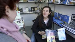 Eva Loureiro firmando ejemplares de su obra ayer en la Feria del Libro