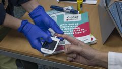 Imagen de archivo de una persona control�ndose los niveles de glucosa en sangre con un gluc�metro.