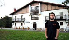 Tom� Mari�o, ante el restaurante Oiangu Baserria (el caser�o de Oiangu), en Ordizia, que gestiona junto a sus compa�eros de promoci�n.