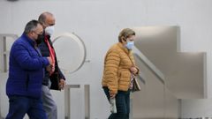 Ambiente en la entrada del HULA, donde hay este lunes cinco personas ingresadas por covid