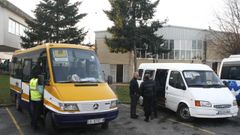 Autobuses de transporte escolar ante el colegio Elosa Rivadulla de Chantada, en una imagen de archivo