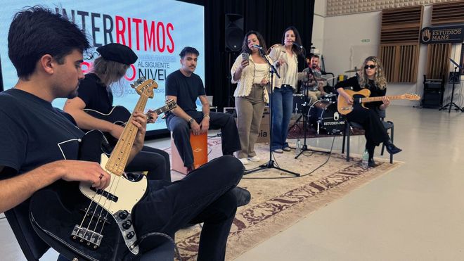 Varios de los participantes en Interritmos durante una &laquo;jam session&raquo; improvisada en los Estudios Mans.