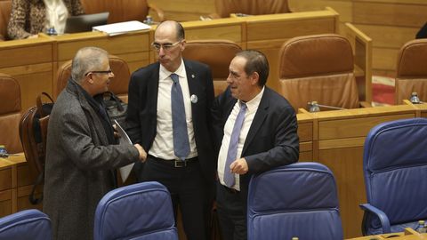 Políticos de Grupo Común da Esquerda y PP en actitud distendida en el último pleno del Parlamento
