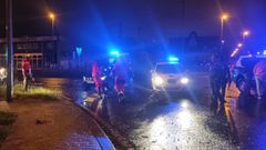 Intervenci�n de la Polic�a Local durante la madrugada del s�bado en la rotonda de Alcampo.