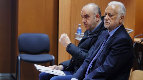 El lotero Manuel Reija (izquierda) y su hermano, Miguel, delegado de Loter�as, durante la primera sesi�n del juicio de la primitiva millonaria de A Coru�a