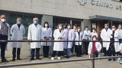 Un momento de la despedida de Eleuterio L�pez Louzao (tercero por la izquierda) en el centro de salud de Monforte