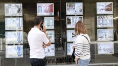 Anuncios de vivienda en una inmobiliaria de Lugo