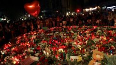 Velas y flores en recuerdo a las victimas en las Ramblas.