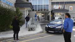 Vecinos de Pereiro, haciendo cola frente al centro de salud mientras respetan las medidas de distanciamiento social