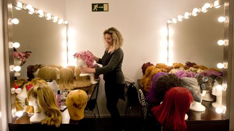 Eva Casanova, jefa de caracterizacin, preparando las 50 pelucas que utilizan durante el espectculo
