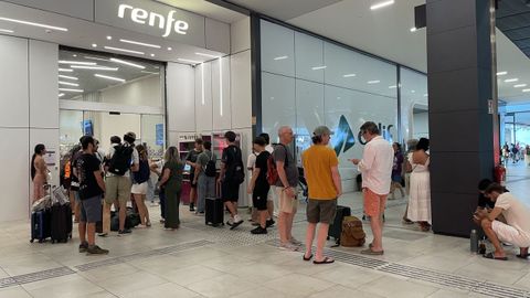 Pasajeros esperando ayer en el interior de la estación de Vigo