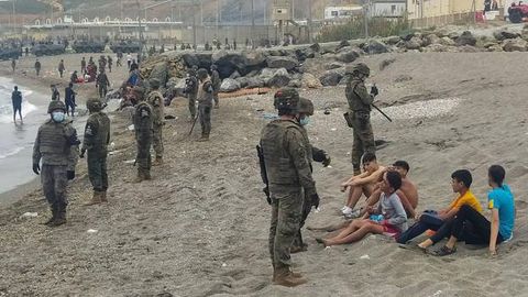 Miembros del Ej�rcito desplegados en Ceuta durante la llegada masiva de migrantes de esta semana, muchos de ellos menores