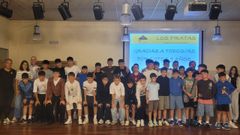 Foto de familia en el homenaje a Los Piratas, chavales del 2012 que formaron parte de las Escuelas Deportivas Municipales