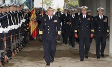 El Ajema, Jaime Mu�oz-Delgado, pasando revista ayer en la Escuela de Especialidades. 