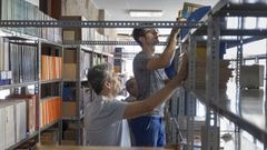 Parte de los libros de la biblioteca de Historia son trasladados estos das al recinto de la cafetera de la facultad