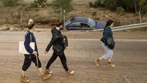 Efectos de las inundaciones en la carretera que une Valencia y Paiporta