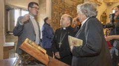 El archivero, Francisco Bu�de del Real, comenta con el arzobispo, Francisco Jos� Prieto, y el editor Joaqu�n Gonz�lez, algunos detalles de la edici�n facsimilar de C�dice Calixtino.