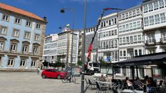 Una gr�a realizando trabajos en la calle de la Iglesia de Ferrol.
