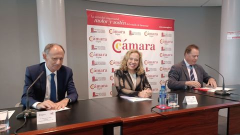 La consejera de Transici�n Ecol�gica, Industria y Comercio del Principado de Asturias, Belarmina D�az, junto al presidente de la C�mara de Comercio de Gij�n, F�lix Baraga�o (dcha) y el presidente de TotalEnergies Electricidad y Gas, Javier S�enz de Jubera