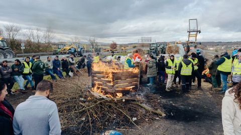 Los agricultores y ganaderos hicieron hogueras con rulos de paja, ruedas y ramas de �rboles