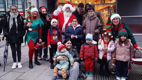 Pap� Noel visit� ayer el barrio de Os Castros, donde algunos comerciantes m�s activos del barrio prepararon un gran montaje para que los ni�os pudiesen disfrutar de una celebraci�n tan especial para ellos.