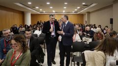 El presidente de la Sociedad Espa�ola de Farmacia Cl�nica, Familiar y Comunitaria (Sefac), Vicente Bauxauli (izquierda) charla con Julio Garc�a Comesa�a, conselleiro de Sanidade, durante la jornada de la Sefac en Santiago, este s�bado