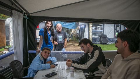 Mar, trabajadora del c�mping Punta Batuda en O Porto do Son, con una familia que repite experiencia todos los a�os