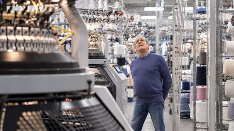 El fundador de Euro Prosem, Aniceto V�zquez, observando las instalaciones de la empresa en Burela.